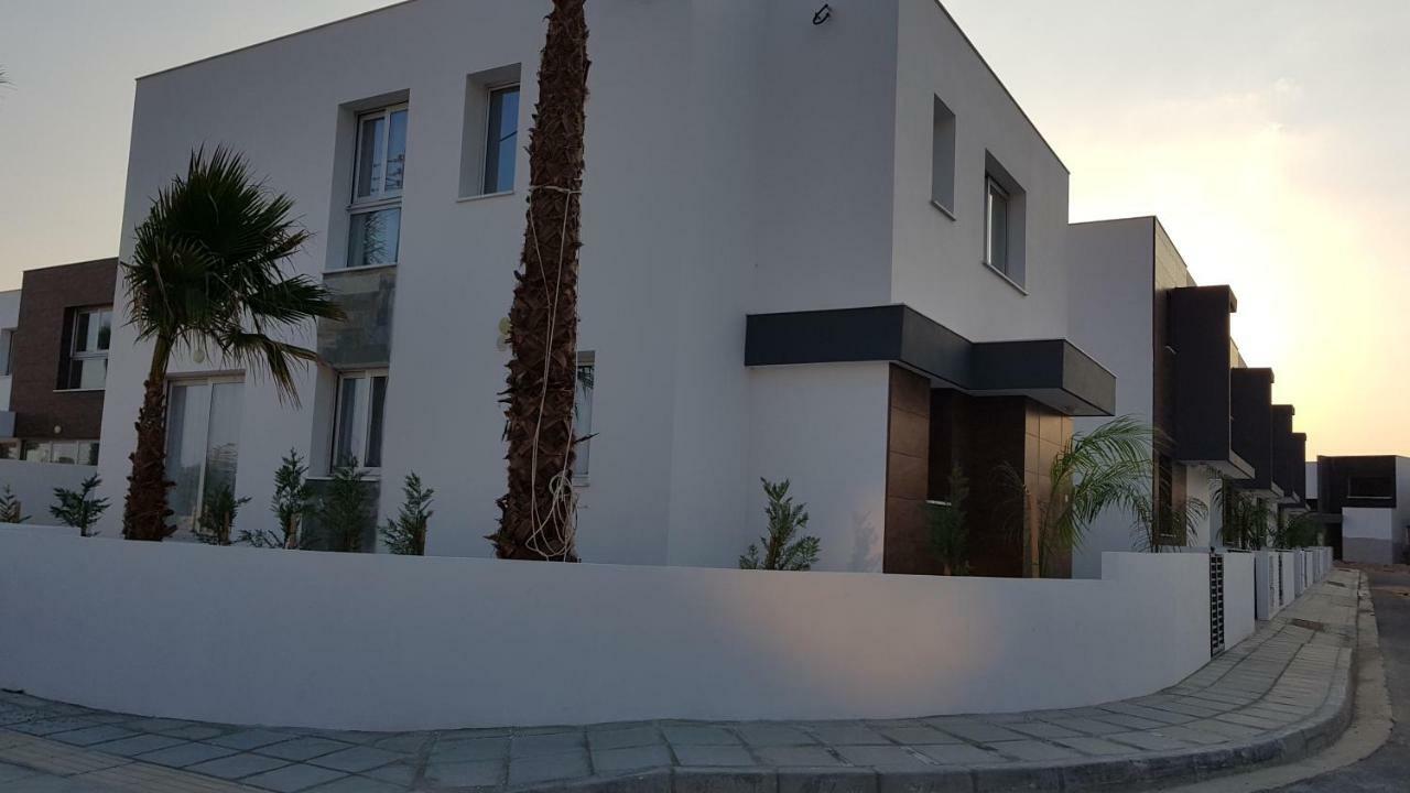 Mobina * Larnaca