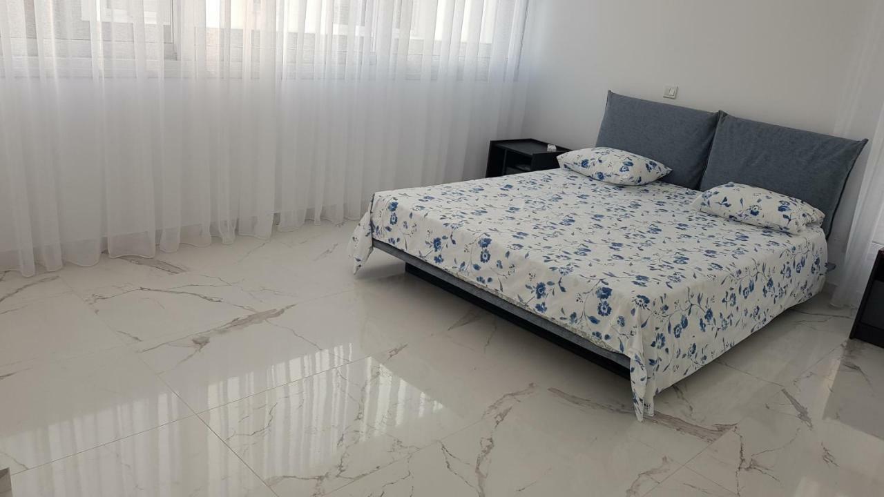 Mobina * Larnaka