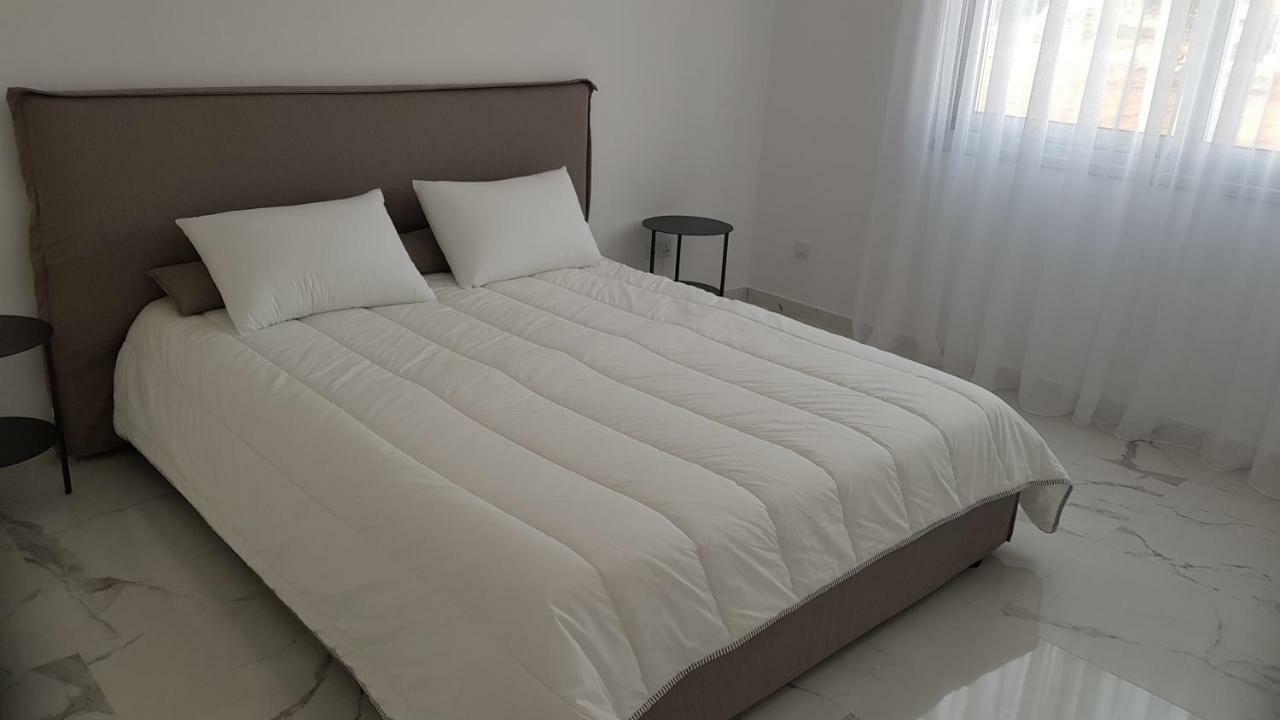 Mobina Larnaka